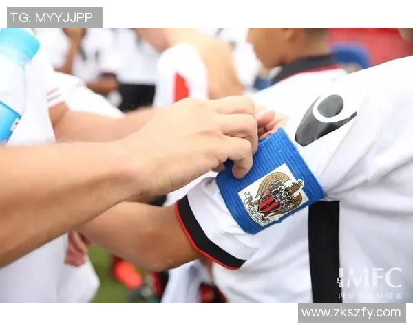 足球明星闪耀红毯瞬间展现魅力风采与时尚品味的精彩时刻 足球明星闪耀红毯瞬间展现魅力风采与时尚品味的精彩时刻